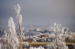 Vista exterior de la central en pleno invierno burgalés