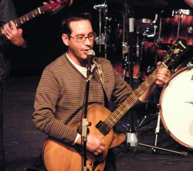 El Cantautor arandino Andrés Garrasparri Andrés Garrasparri