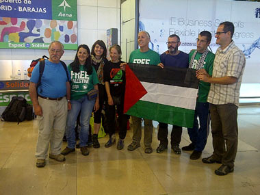 Grupo de activistas en el aeropuerto