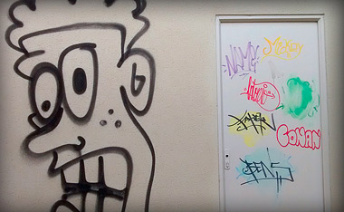 Fotografía: J.Marqués | Graffitis en un edificio vecinal