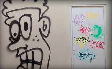 Fotografía: J.Marqués | Graffitis en un edificio vecinal Fotografía: J.Marqués | Graffitis en un edificio vecinal