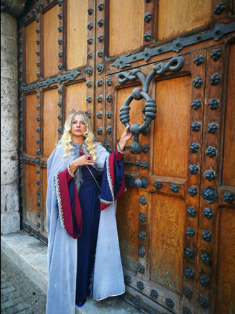 “A troche y moche, Burgos de noche” “A troche y moche, Burgos de noche”