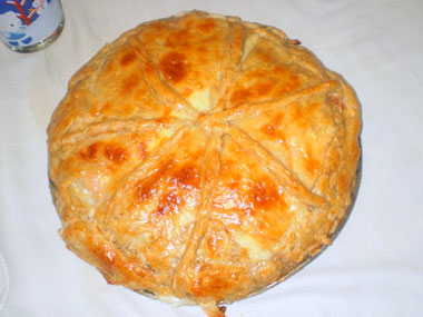 Hojaldre relleno de queso y pollo