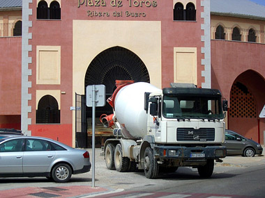 Hormigonera operando en la Plaza de Toros