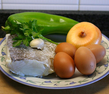 Ingredientes para tortilla francesa con bacalao y pimiento verde Ingredientes para tortilla francesa con bacalao y pimiento verde