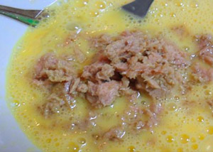 Elaboración de tortilla francesa de bonito Elaboración de tortilla francesa de atún