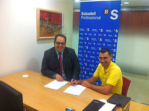 Imagen de la firma del Convenio De izquierda a derecha: D. Jose Ignacio Delgado Antón, Director Oficina de Banco Sabadell de Aranda de Duero y D.Jorge Bermejo, Presidente de JEARCO.
