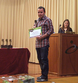Julián recogiendo uno de los galardones