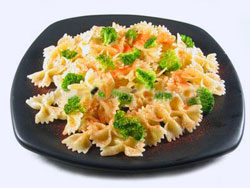 Lacitos de pasta con brécol y pimentón dulce