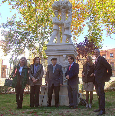 Luis Haro junto al monumento