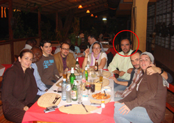 Luis con un grupo de amigos en Ruanda