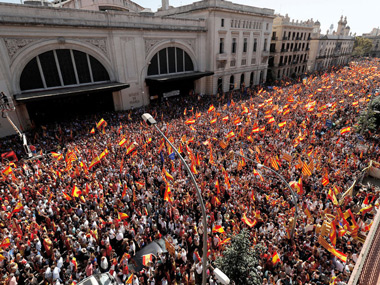 Miles de personas acuden a la marcha a favor de la Constitución y la unidad de España Manifestación multitudinaria por la unidad de España