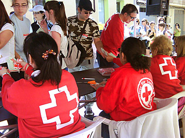 Voluntarios de Cruz Roja durante la Marcha 2011 Fotografía: Merche Abad