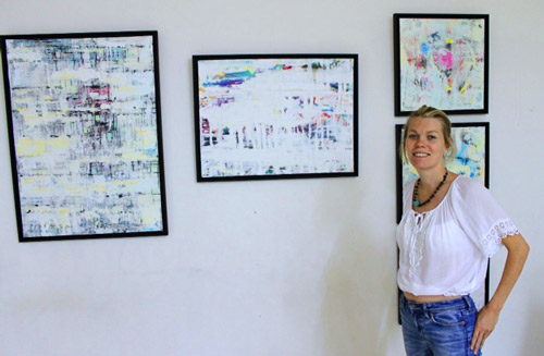 María Nyakern junto a sus obras