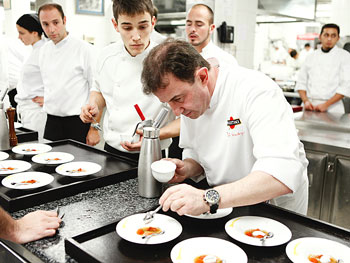 El Chef Martín Berasategui emplatando
