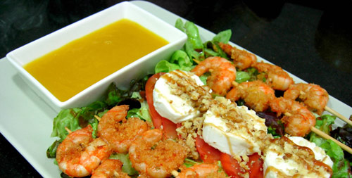 Ensalada multicolor con brochetas de langostinos y salsa de manzana reineta Ensalada con brochetas de langostinos y salsa de manzana reineta