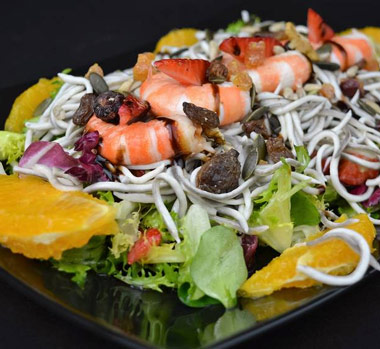 Ensalada fresca con gulas y naranjas