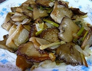 Ensalada templada con cebolla caramelizada y setas rehogadas