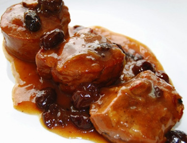 Solomillo de vaca con salsa de ciruelas pasas Solomillo de vaca con salsa de ciruelas pasas