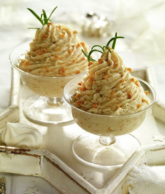 Copa de bizcocho, nata y crema de turrón