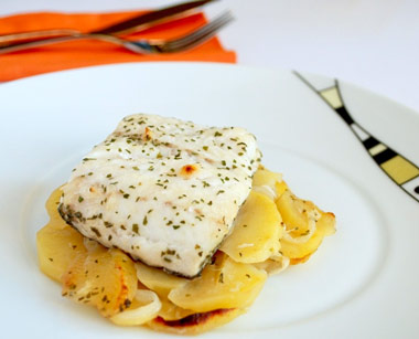 Merluza al horno con patatas panadera