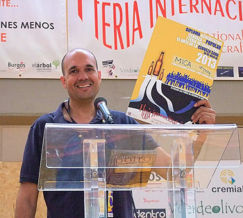 Juan de Cerveza Mica recogiendo el Galardón Juan de Cerveza Mica recogiendo el Galardón
