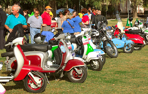 Fotografía: Javier Marqués |  Exposición de las motos en Castrillo de la Vega