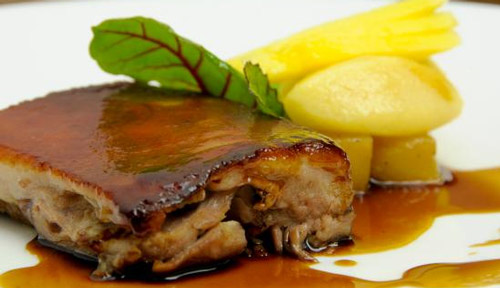 Cochinillo con frutas tropicales (Brasil) Cochinillo con frutas tropicales (Brasil)
