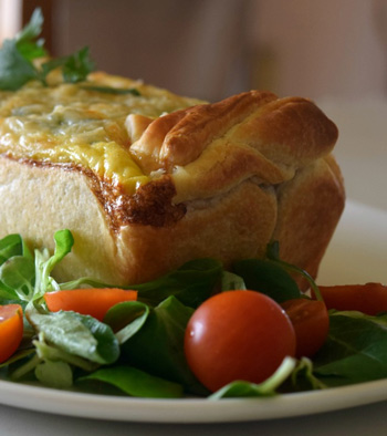 Pastel de pollo relleno de mijo y ensalada