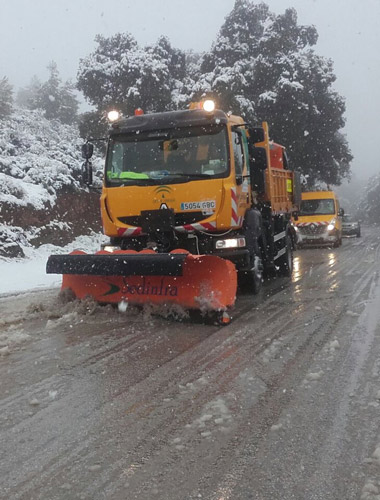 Máquina quitanieves limpiando la carretera