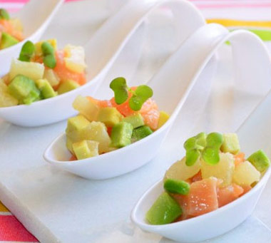 Salmón marinado con piña y aguacate Salmón marinado con piña y aguacate