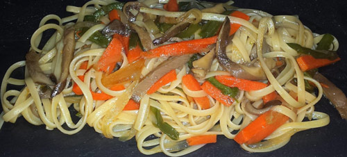 Tallarines con verduras salteadas y salsa de soja Tallarines con verduras salteadas y salsa de soja