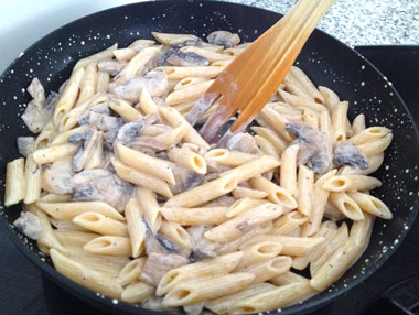 Macarrones con champiñones y nata