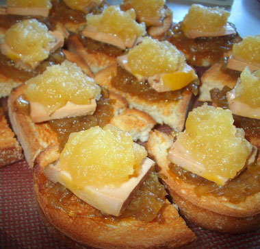 Tostas de pate con manzana y cebolla