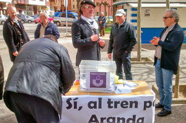 Fotografía: Javier Marqués | Votación popular a favor del tren