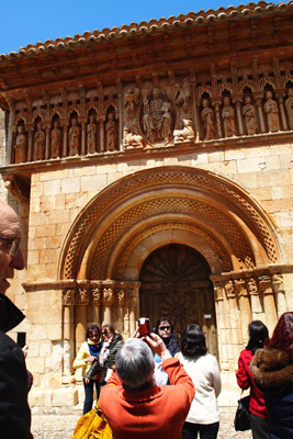 Espectacular fachada románica de la Iglesia de Moarves de Ojeda Espectacular fachada románica de la Iglesia de Moarves de Ojeda