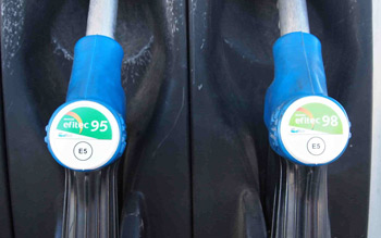 El nuevo etiquetado advierte de que las gasolinas contienen un cinco por ciento de alcohol El nuevo etiquetado advierte de que las gasolinas contienen un cinco por ciento de alcohol