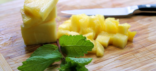 La piña es una fruta poco calórica La piña es una fruta poco calórica