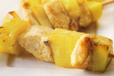 Brochetas de pollo y piña