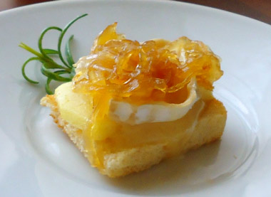 Tostadas de queso de cabra con pera y cebolla caramelizada Tostadas de queso de cabra con pera y cebolla caramelizada