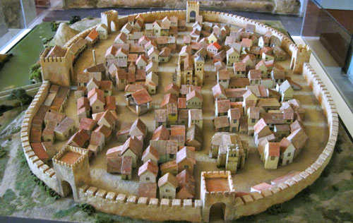 Plano de Aranda realizado en 1503. Se constituye como el mapa urbano más antiguo de España Plano de Aranda realizado en 1503. Se constituye como el mapa urbano más antiguo de España