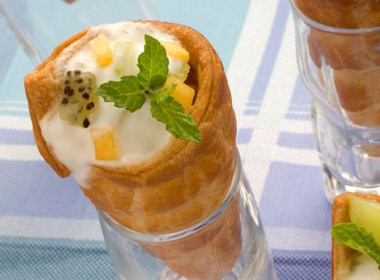 Canutillos de pasta filo con macedonia de frutas frescas