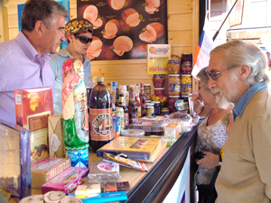 Muestra Gastronómica de Rusia puestorus09 Fiesta Multicultural en Aranda de Duero: Color y Sabor