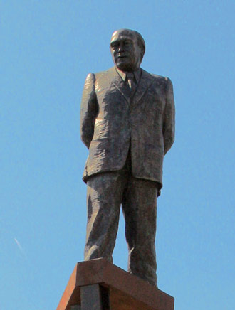 Estatua de Jordi Pujol en Premià de Dalt