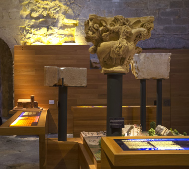 Piezas ya colocadas en una de las salas del Rom Piezas ya colocadas en una de las salas del Rom