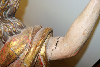 Deterioros en el brazo izquierdo antes de ser restaurado Deterioros en el brazo izquierdo antes de ser restaurado