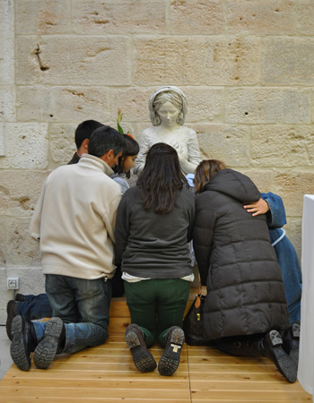 Rezando en La Aguilera con una familia de antiguos alumnos del colegio Sagrada Familia