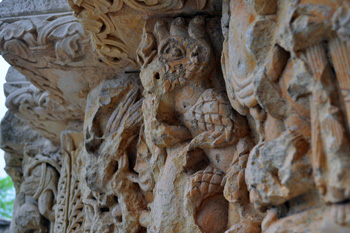 Representación del demonio en la portada de la ermita de Santa Cecilia en Vallespinoso de Aguilar (Palencia) Ermita de Santa Cecilia en Vallespinoso de Aguilar (Palencia)