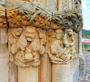 Representación de una bestia o ser infernal en el pórtico de la iglesia de Rebolledo de la Torre (Burgos) Pórtico de la iglesia de Rebolledo de la Torre (Burgos)
