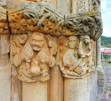 Pórtico de la iglesia de Rebolledo de la Torre (Burgos)